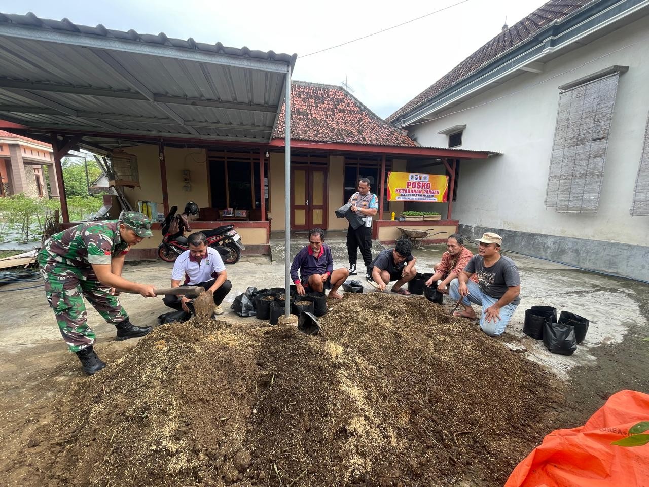 Pemdes Tanggulwelahan Bersinergi dengan Polsek Besuki Wujudkan Program Ketahanan Pangan Melalui Pena