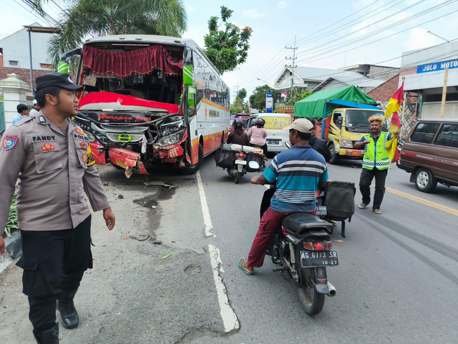 Personel Polsek Kedungwaru dan Unit Laka Lantas Polres Tulungagung Lakukan Olah TKP Kecelakaan di Ja