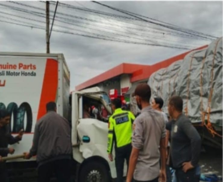 Satlantas Polres Tulungagung Tangani Lima Kendaraan Terlibat Laka Depan POM /SPBU Ngantru
