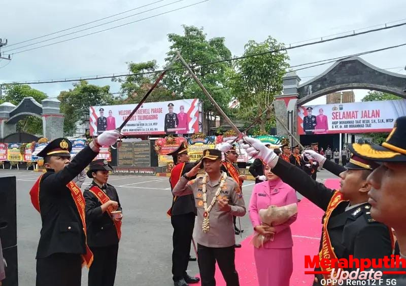 Pedang Pora Sambut Kapolres Baru, AKBP Dr. Ihram Kustarto Resmi Pimpin Polres Tulungagung