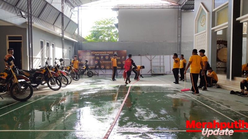 Personel Polres dan Polsek Tulungagung Gelar Kurve Bersih-Bersih Dukung Gerakan Indonesia Asri