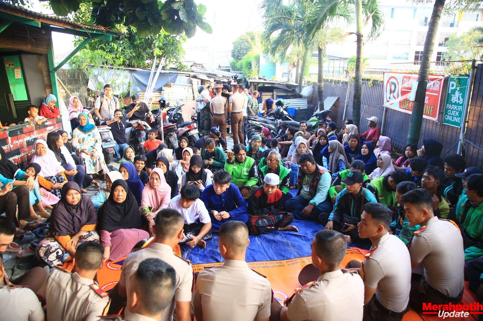 Taruna Akpol Gelar Penyuluhan Mudik Aman dan Sosialisasi Layanan 110 di Daan Mogot