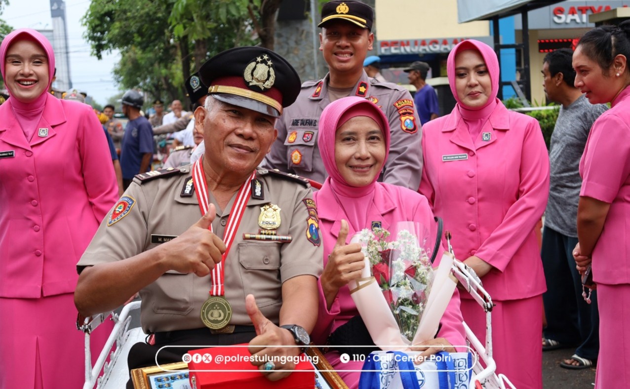 Lepas Masa Bakti, 26 Personel Polres Tulungagung Diantar Pulang Naik Becak