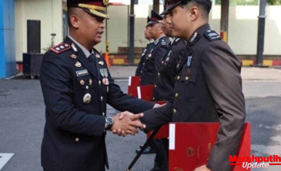 Dedikasi Tanpa Cela, Personel Polres Tulungagung Terima Satyalancana Pengabdian